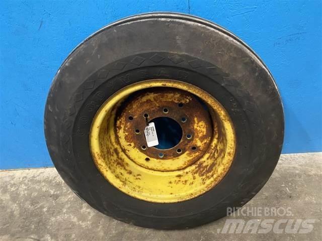  18 12.0-18 輪胎、車輪和輪圈