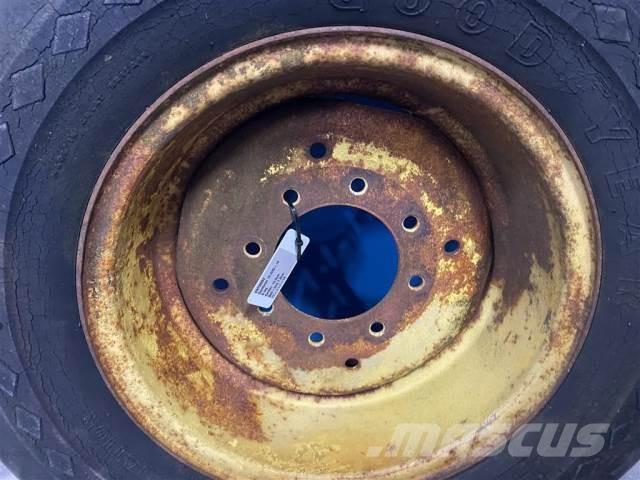  18 12.0-18 輪胎、車輪和輪圈