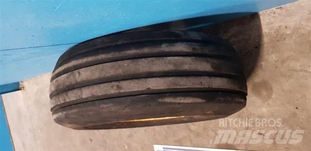  18 13.0/65-18 輪胎、車輪和輪圈