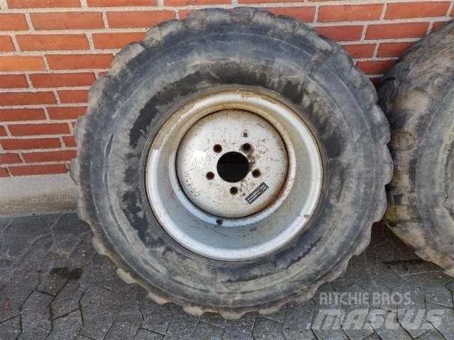  18 365/70R18 輪胎、車輪和輪圈