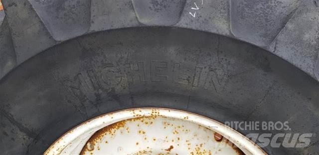  30 23.1R30 輪胎、車輪和輪圈