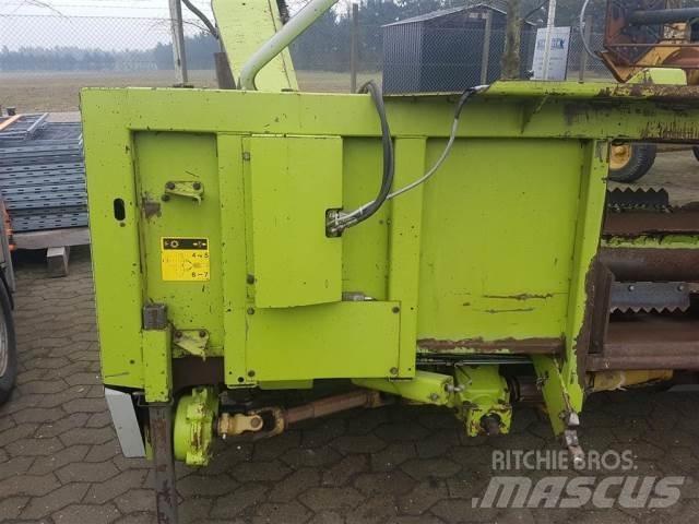 CLAAS 6218 8R 自走式飼料採集機
