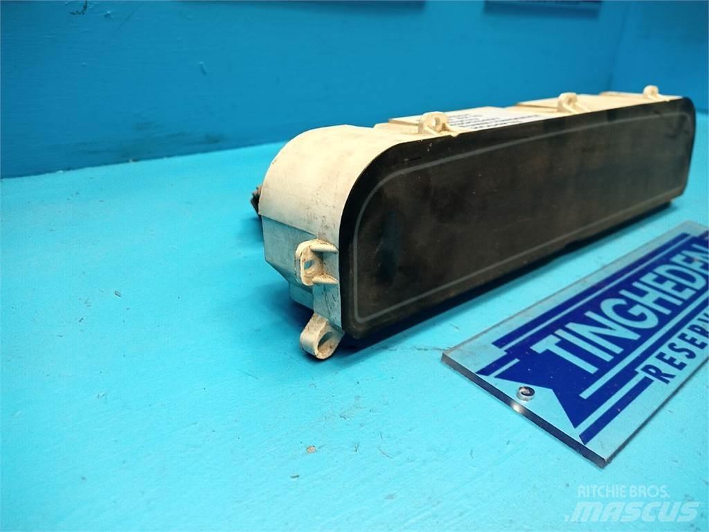 Ford 8210 電子設備