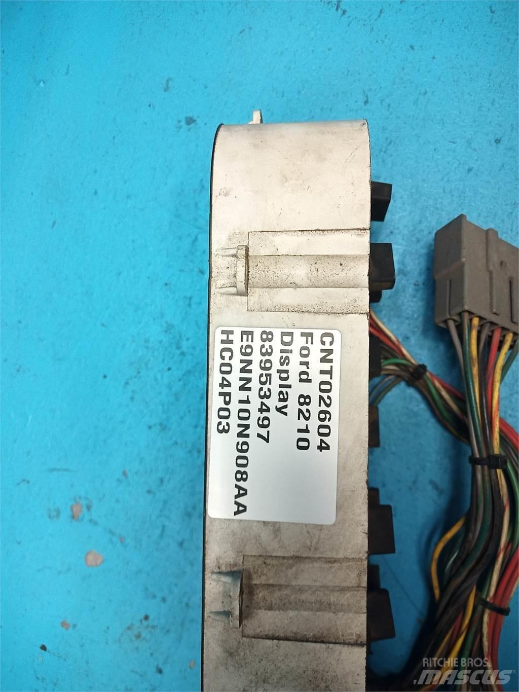 Ford 8210 電子設備