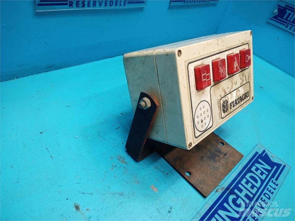 Hesston 4700 電子設備