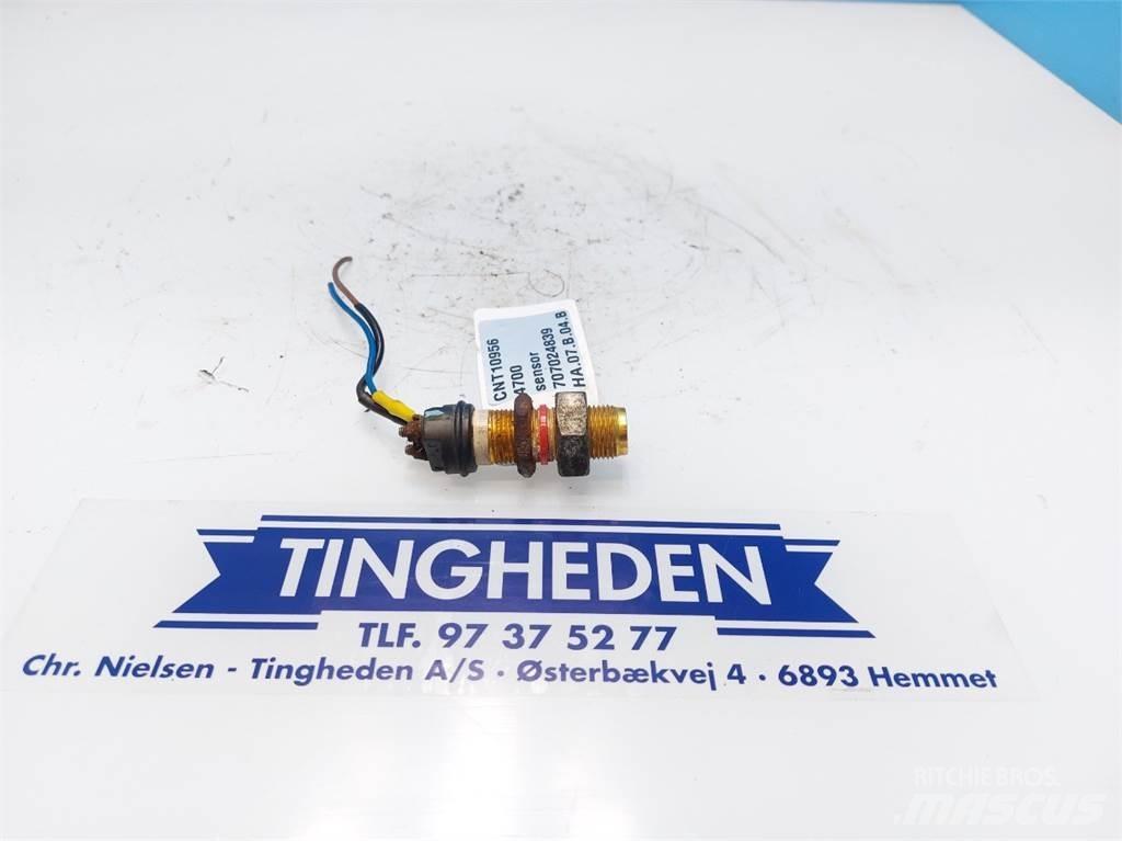 Hesston 4700 電子設備