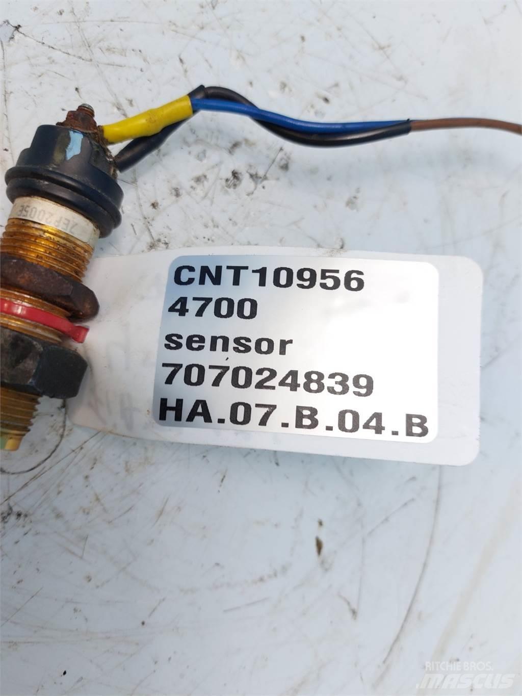 Hesston 4700 電子設備