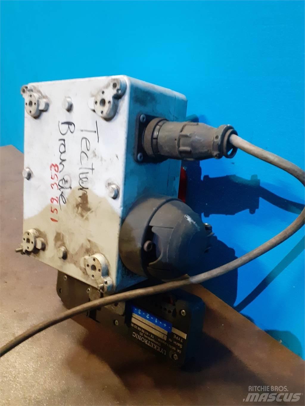 Hesston 4800 電子設備