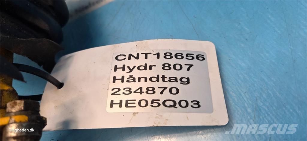 Hydrema 807 駕駛室與內部