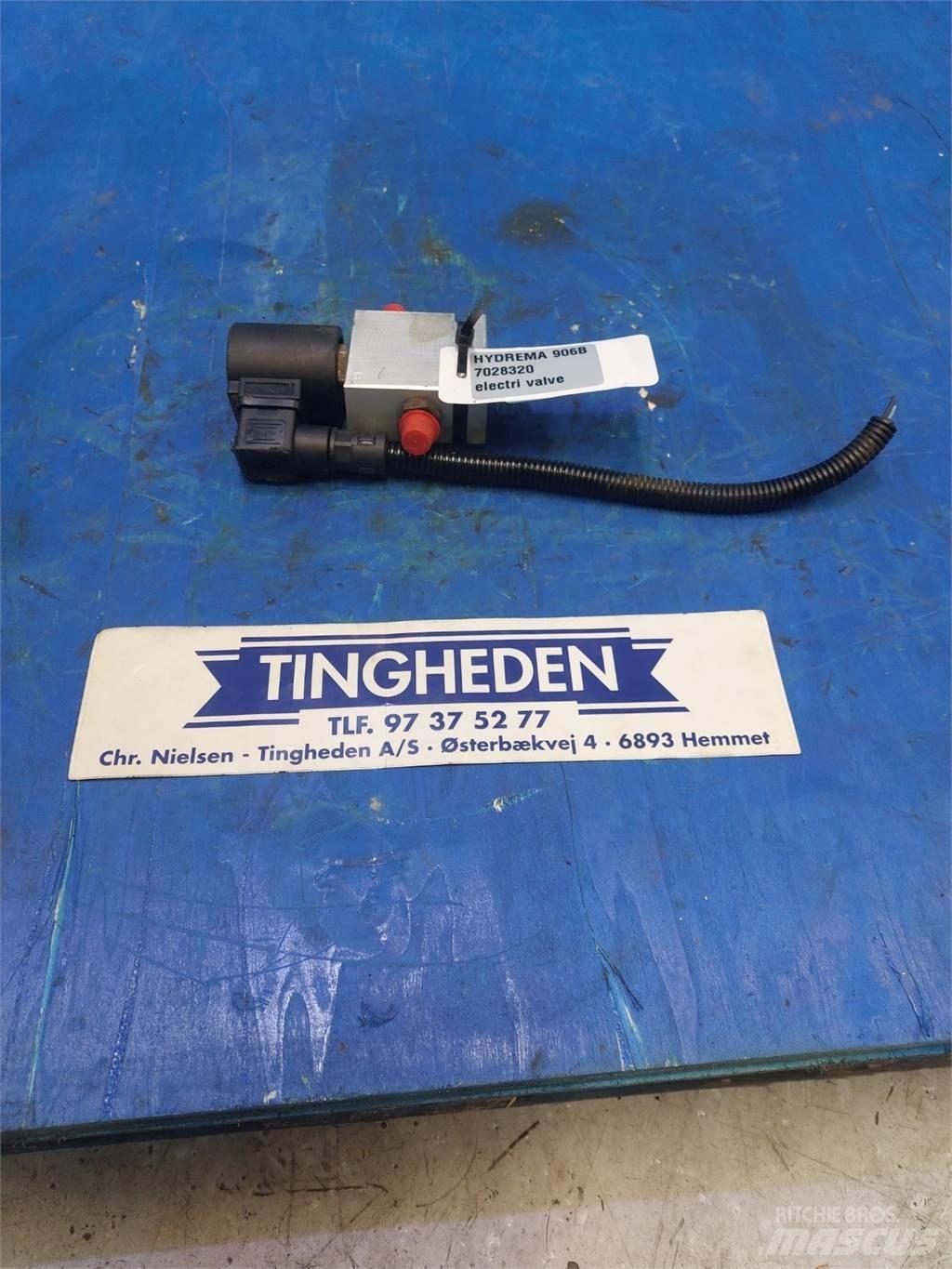Hydrema 906B 電子設備