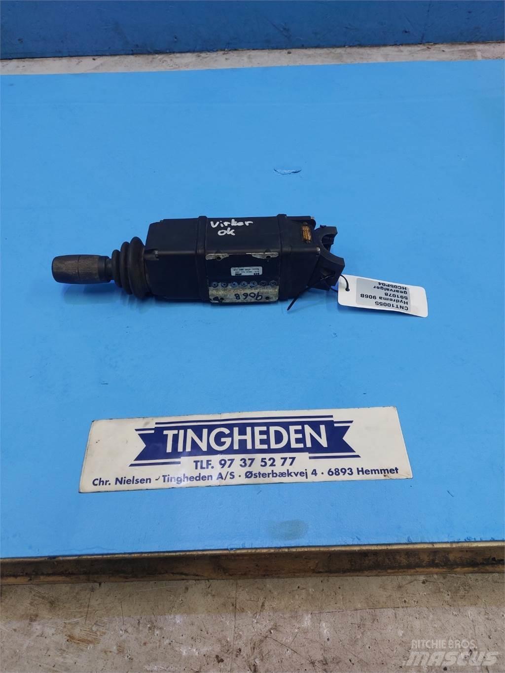 Hydrema 906B 電子設備