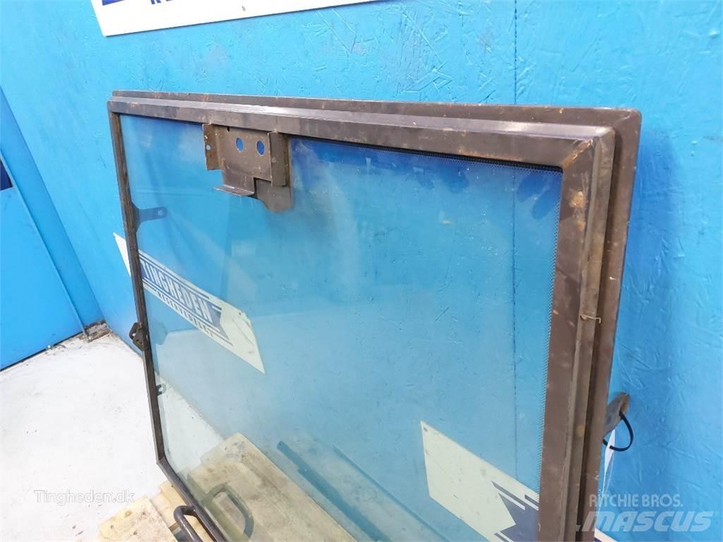 Hydrema 906D 駕駛室與內部