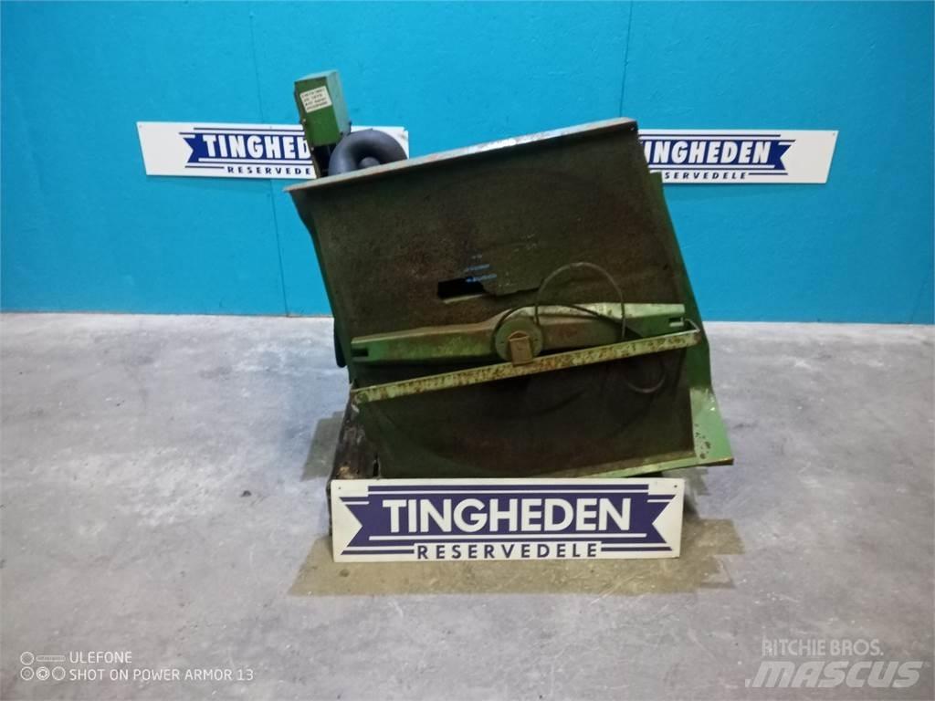 John Deere 1075 駕駛室與內部