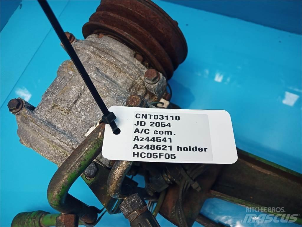 John Deere 2054 駕駛室與內部