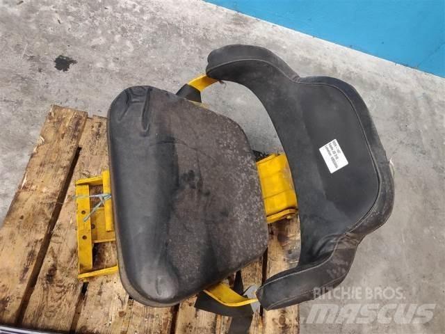John Deere 310 駕駛室與內部
