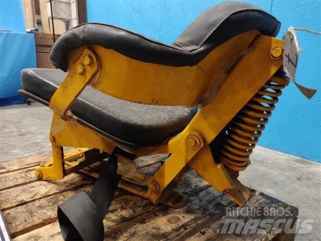 John Deere 310 駕駛室與內部