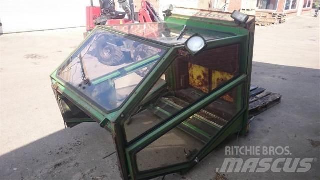 John Deere 975 駕駛室與內部
