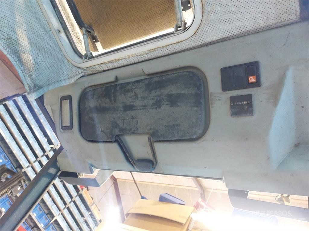 Kramer 712 駕駛室與內部