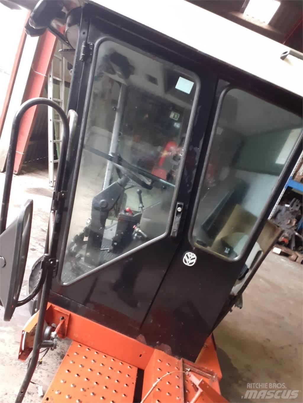 Laverda 3650 駕駛室與內部