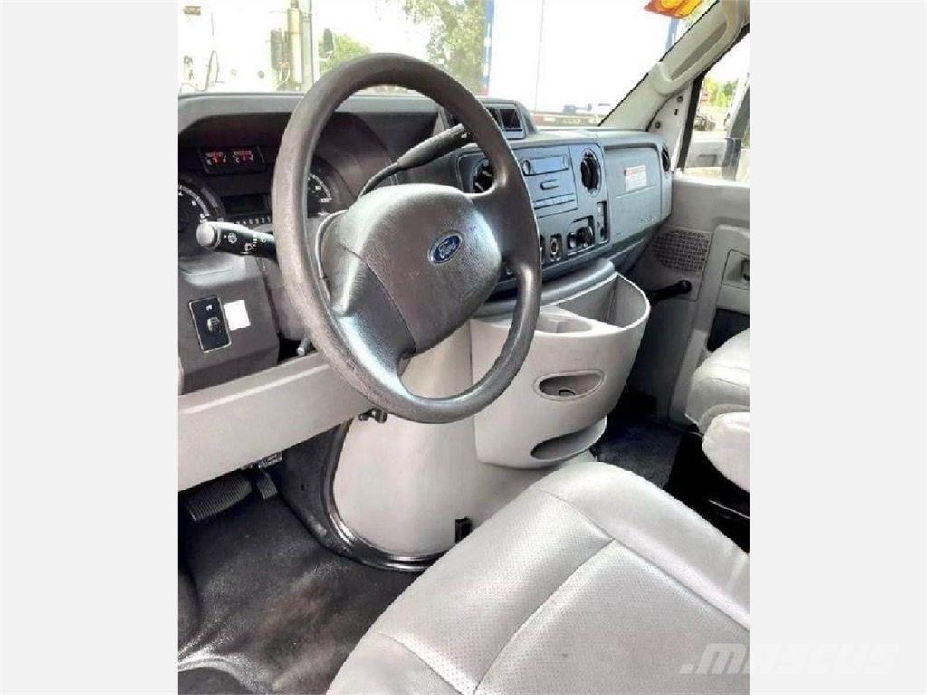Ford E-350 貨箱式卡車