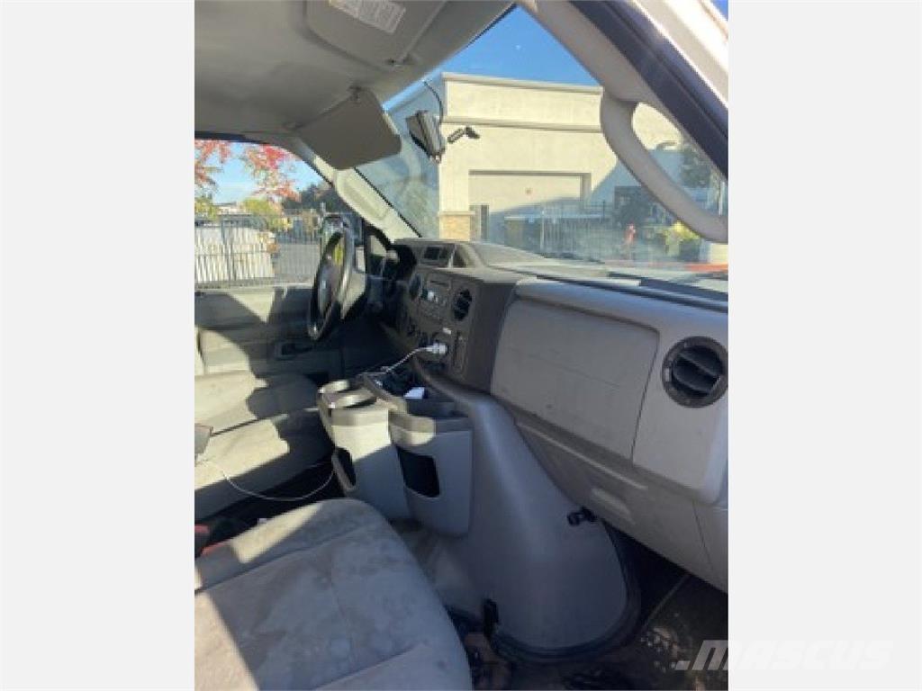 Ford E350 貨箱式卡車