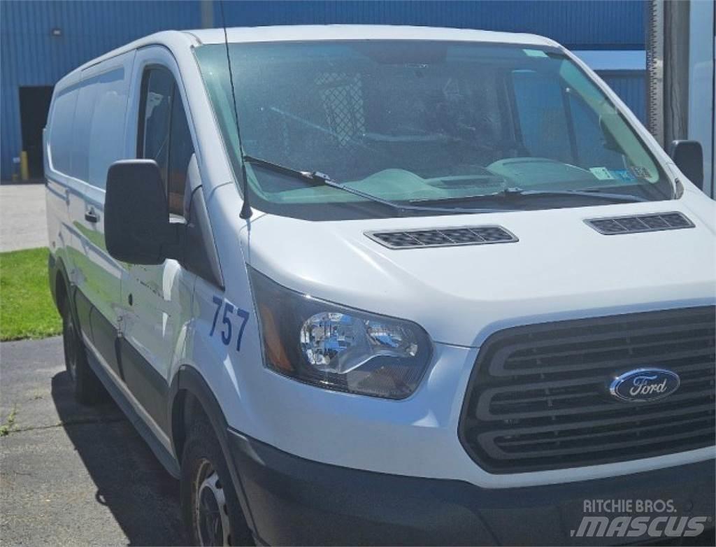 Ford Transit 150 廂式貨物運輸車