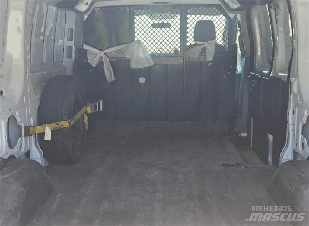 Ford Transit 150 廂式貨物運輸車