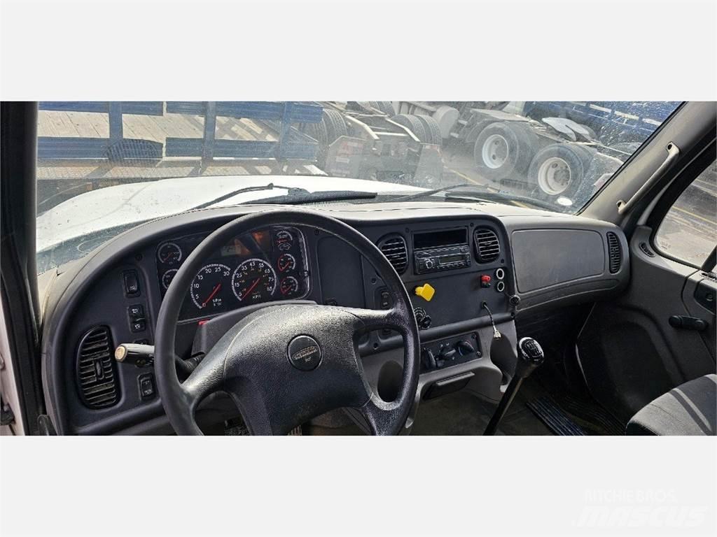 Freightliner M2 106 平板式/側卸式卡車