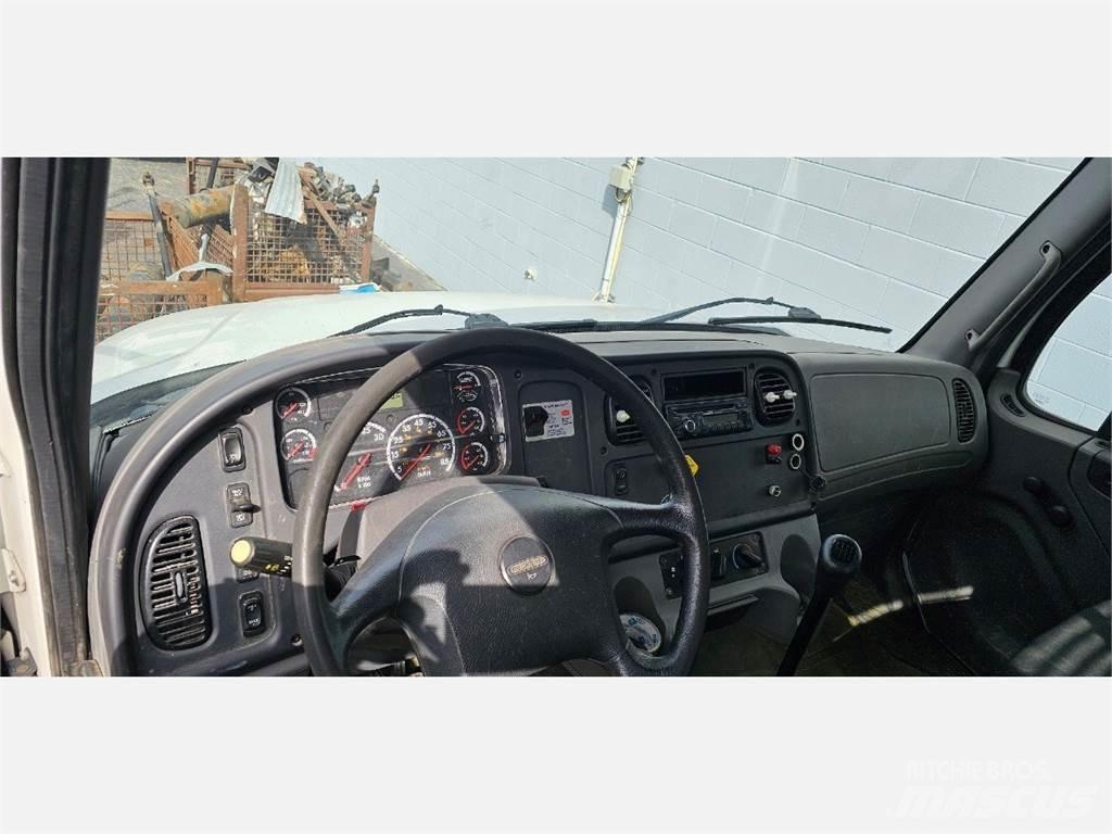 Freightliner M2 106 平板式/側卸式卡車
