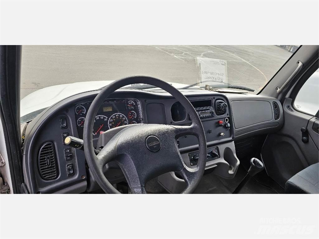 Freightliner M2 106 平板式/側卸式卡車