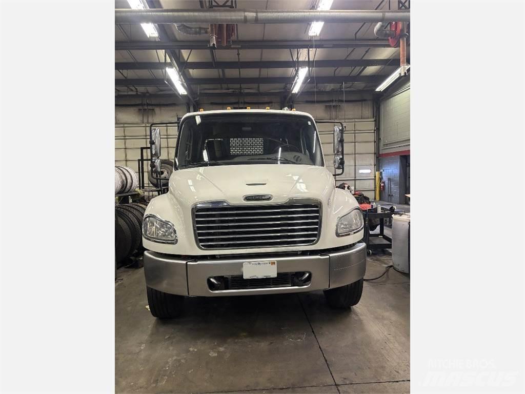 Freightliner M2 106 平板式/側卸式卡車