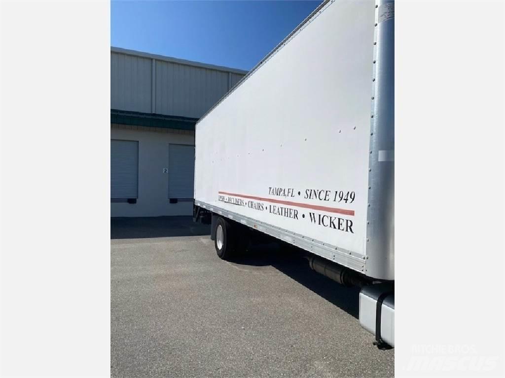 Freightliner M2 106 貨箱式卡車