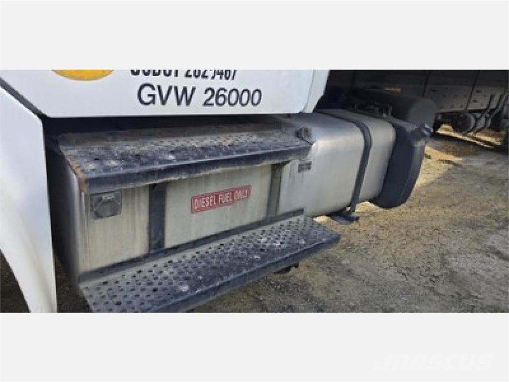 Freightliner M2 106 貨箱式卡車