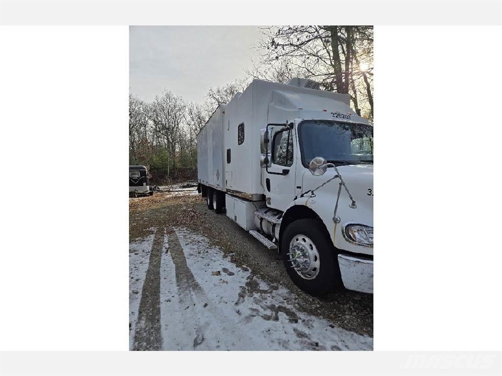 Freightliner M2-112 貨箱式卡車