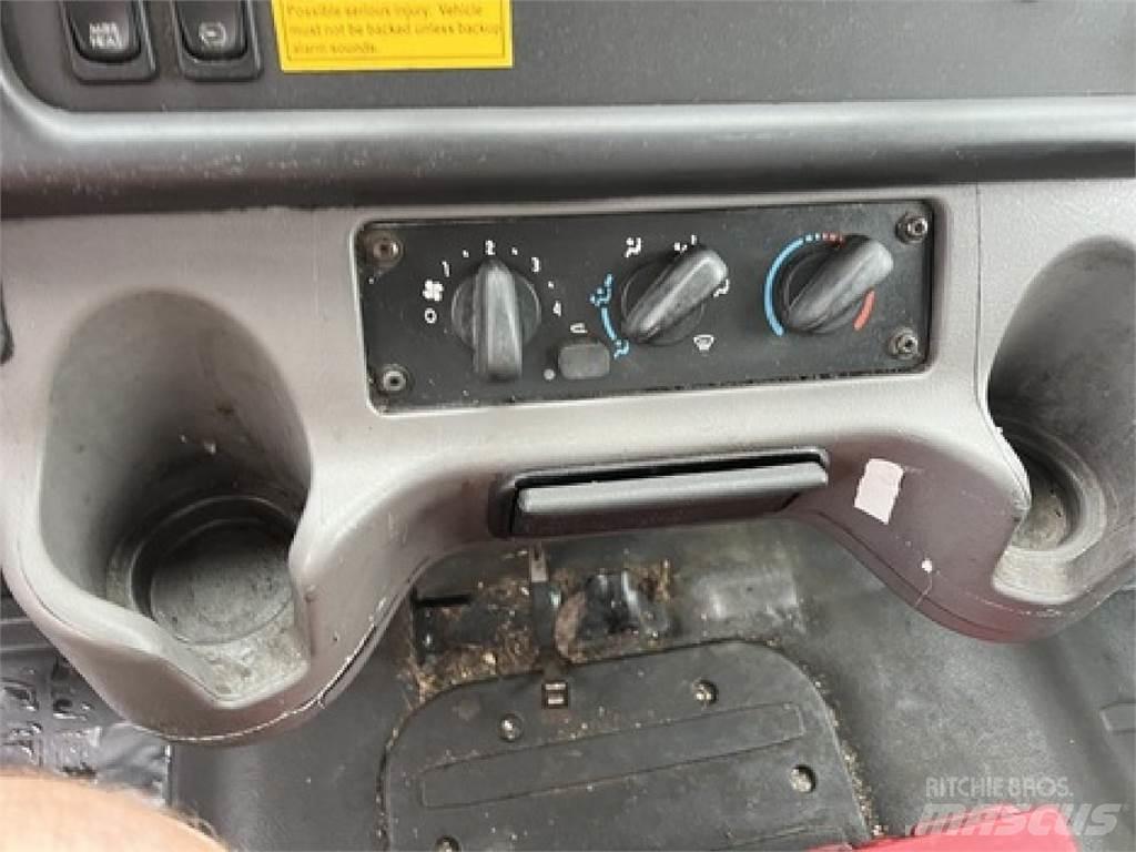 Freightliner M2106 飲料運輸卡車