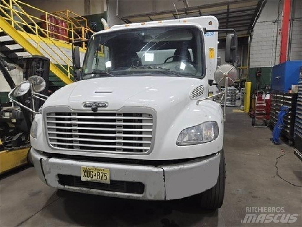Freightliner M2106 飲料運輸卡車