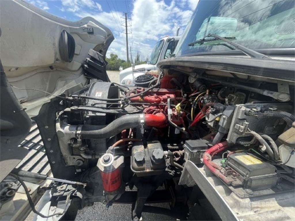 Freightliner M2106 飲料運輸卡車