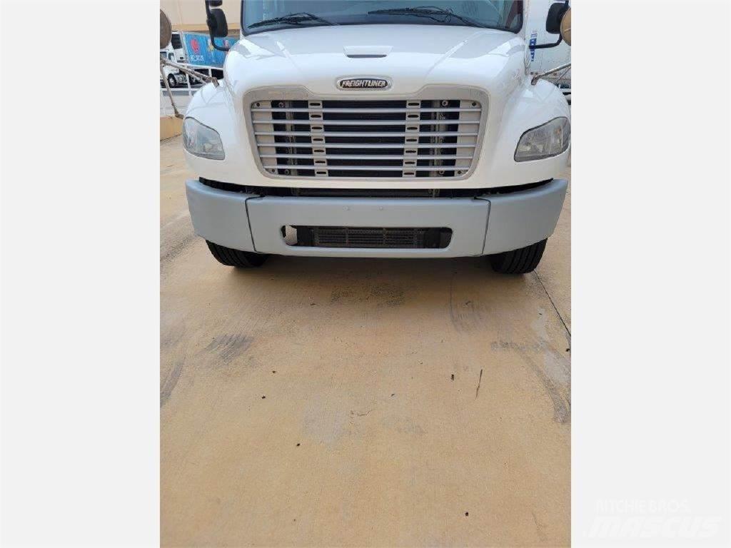 Freightliner M2106 飲料運輸卡車