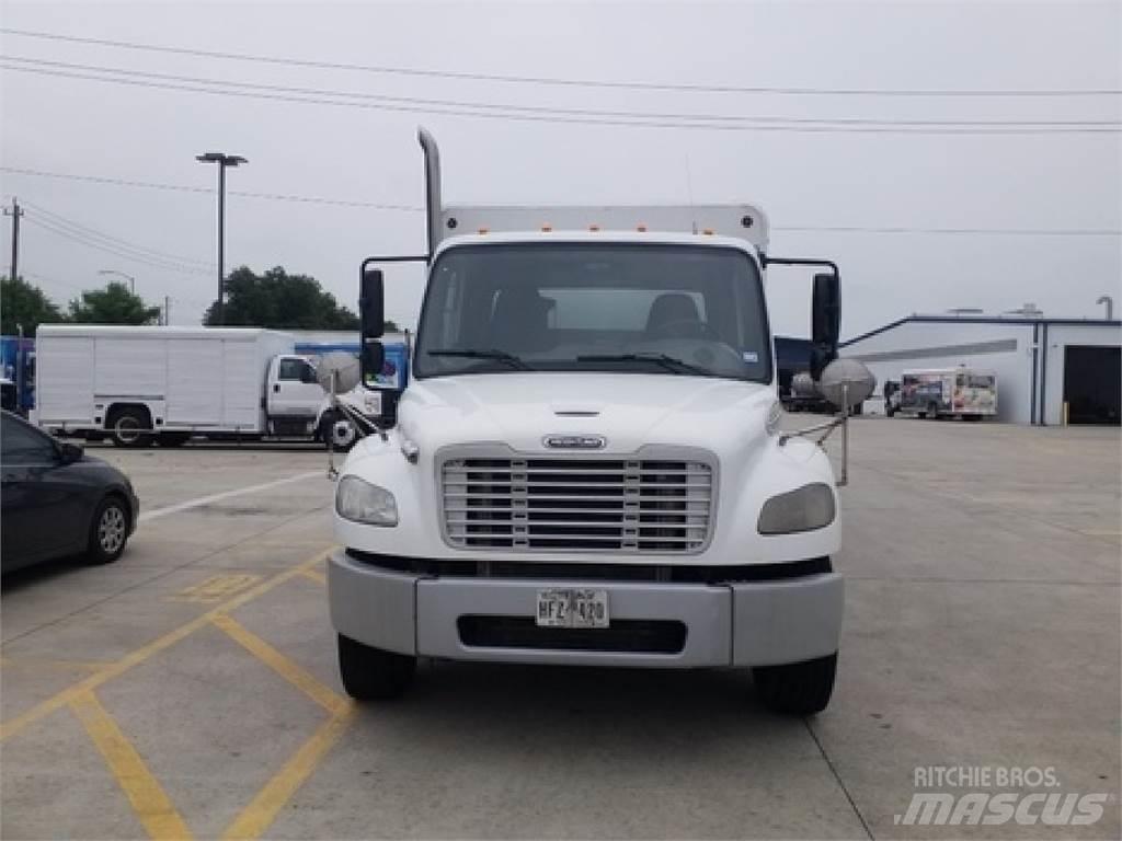Freightliner M2106 飲料運輸卡車