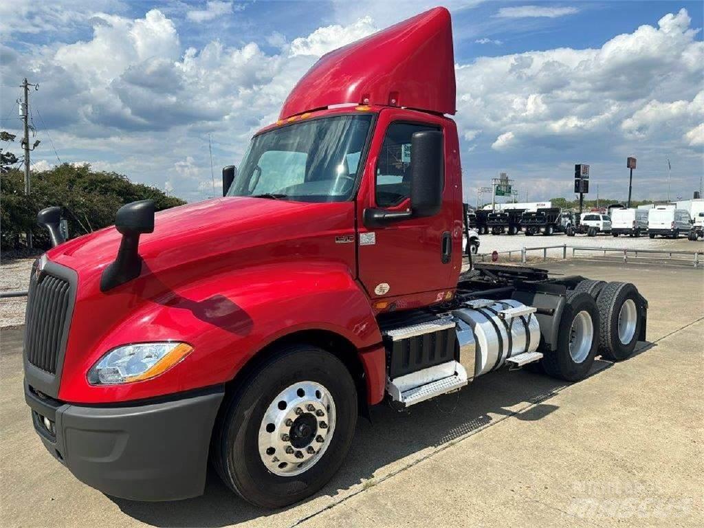 International LT 曳引機組件