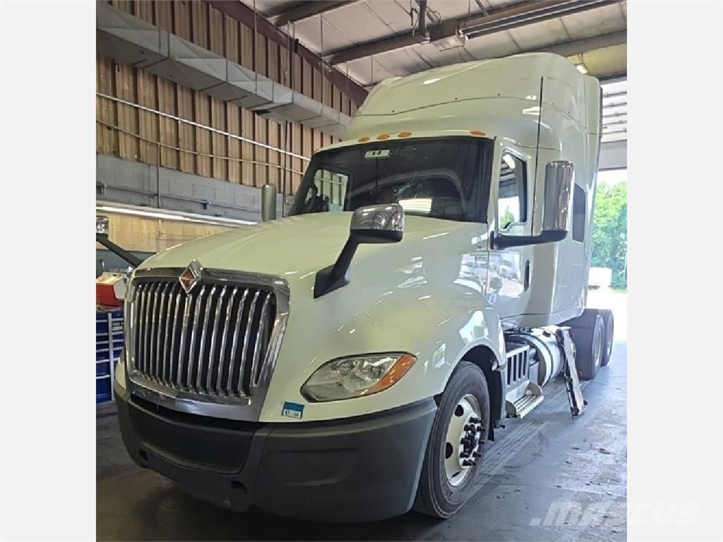 International LT 曳引機組件