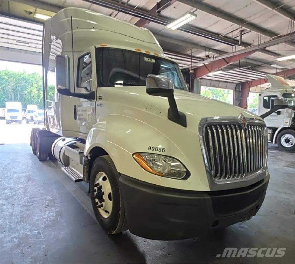 International LT 曳引機組件