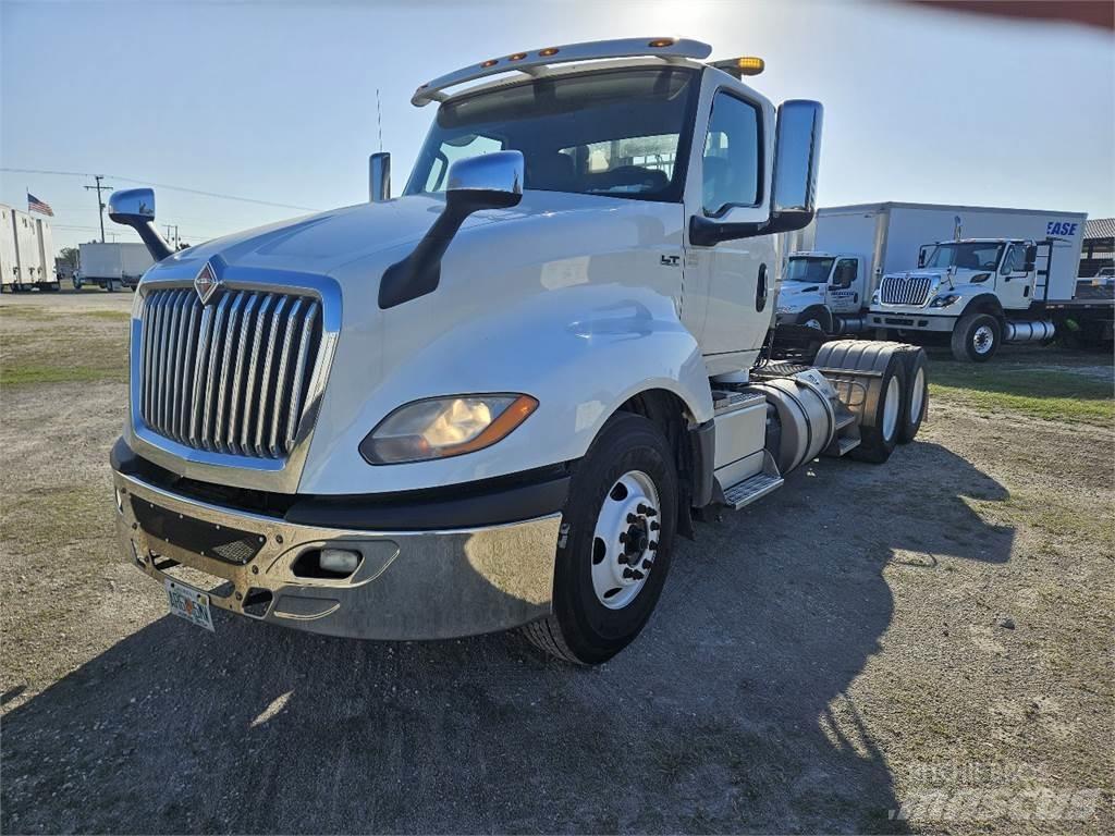 International LT625 曳引機組件