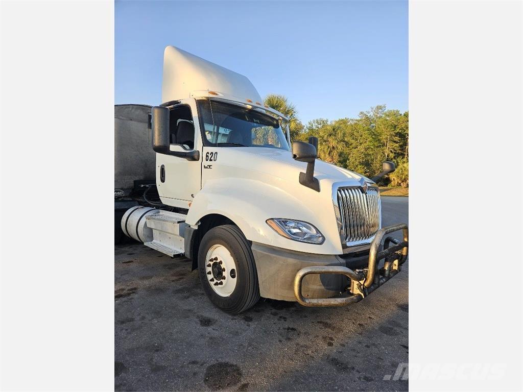 International LT625 曳引機組件