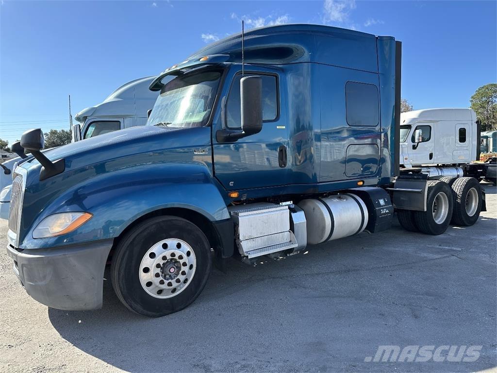 International LT625 曳引機組件