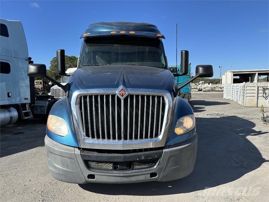 International LT625 曳引機組件