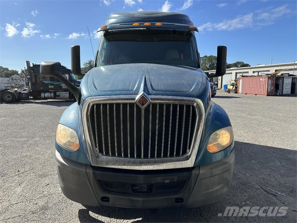 International LT625 曳引機組件