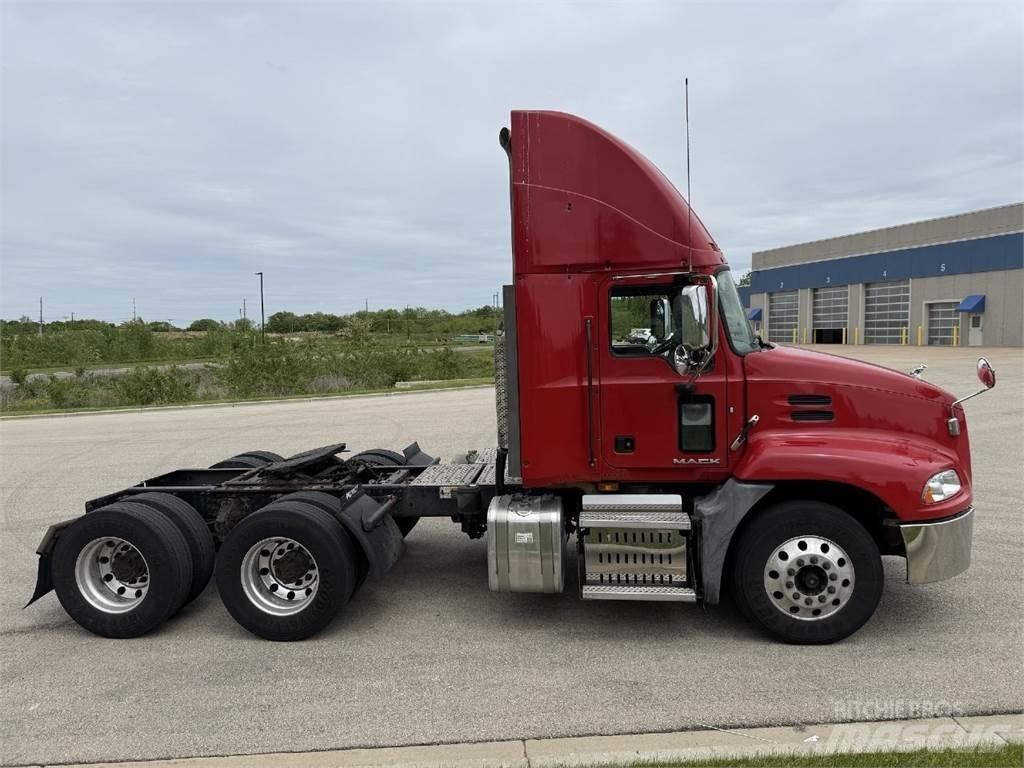 Mack CXU613 曳引機組件