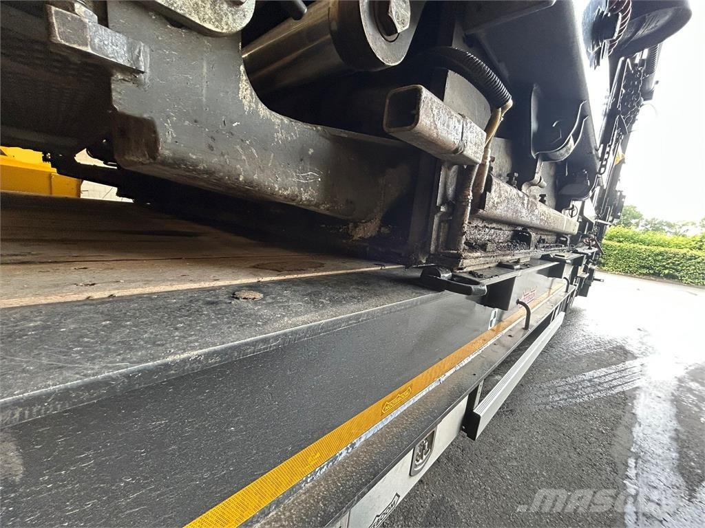  P7820C P7820C 瀝青攤舖機/鋪路機