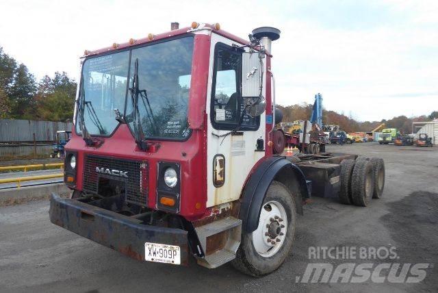 Mack MR688S 商用底盤車